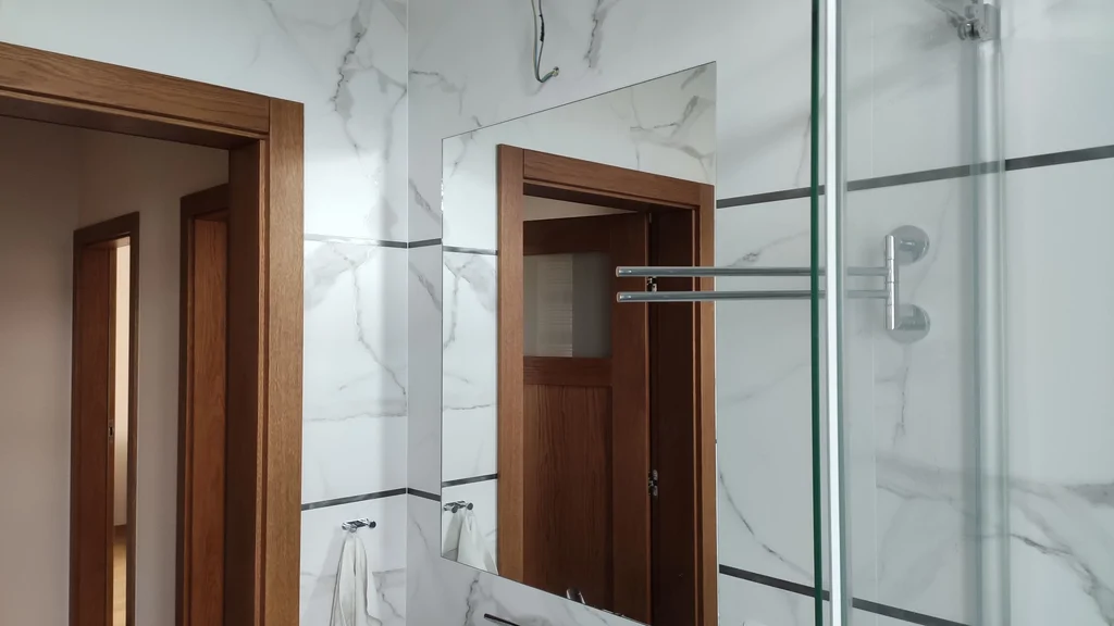 widok na lustro w łazience i framugę drzwi 