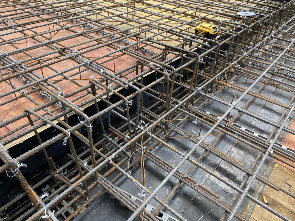 Detal zbrojenia belki i wieńca żelbetowego w stropie przed betonowaniem