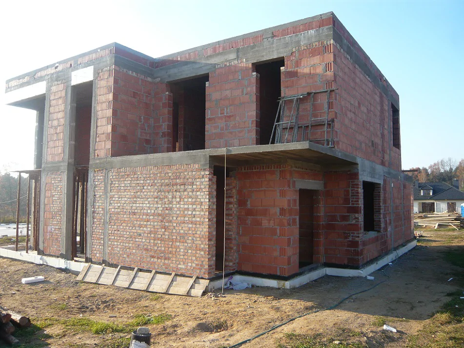 Dwukondygnacyjna bryła w stanie surowym z płytą balkonu/tarasu i ścianami z ceramiki