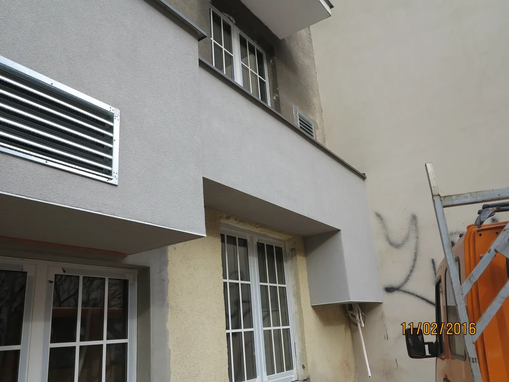 Budynek z zewnątrz, widok na wentylacje budynku 