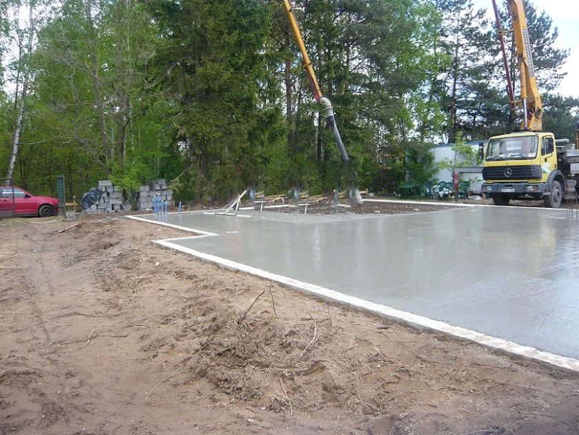 Wylewanie betonu na płytę fundamentową – pompa do betonu podczas betonowania
