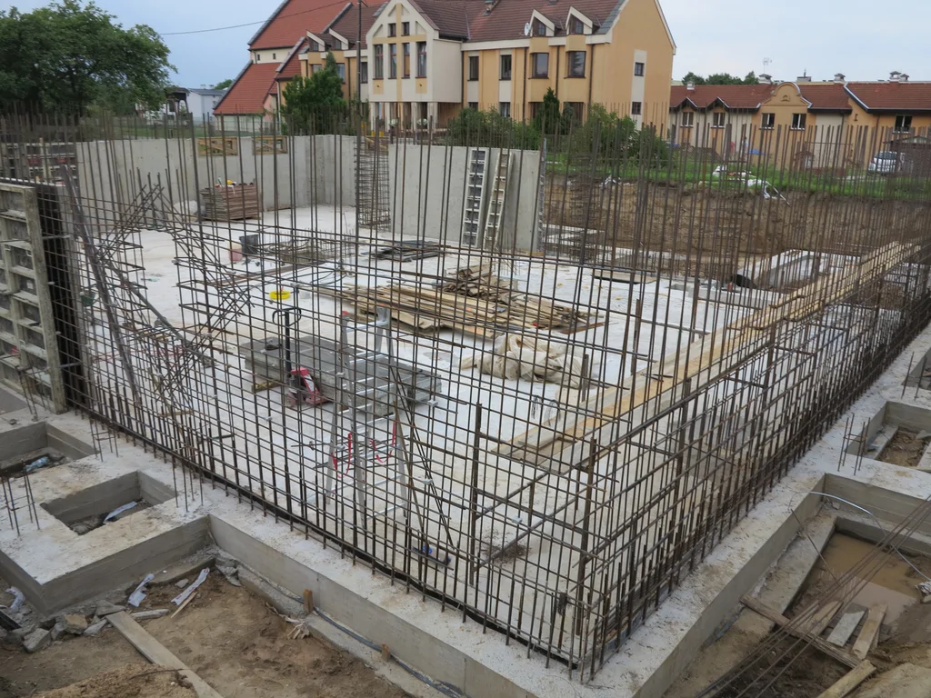 Wylana płyta piwnicy w technologii białej wanny, zbrojenie ścian parteru 